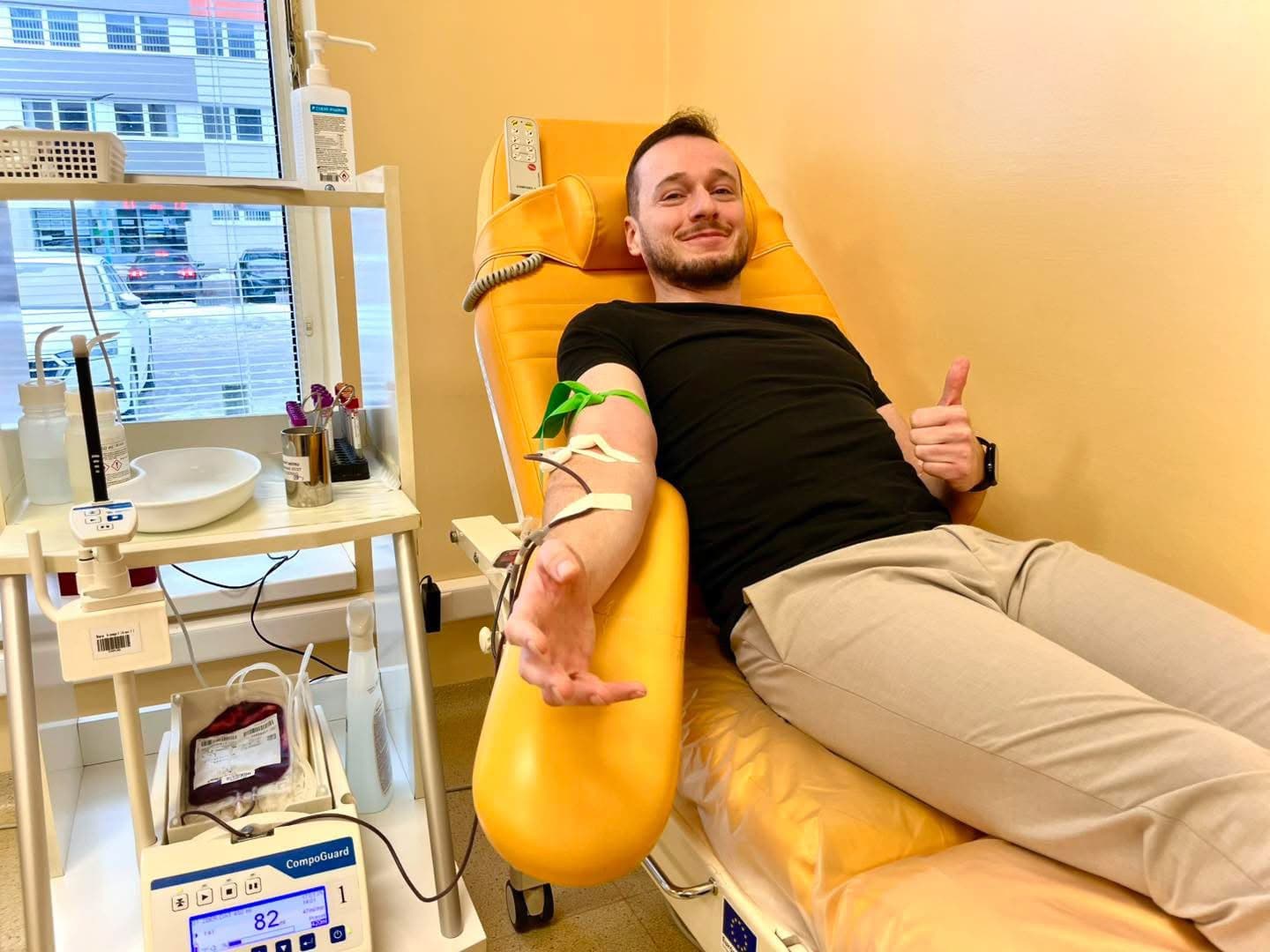 Milan Ftorek pri darovaní krvi
